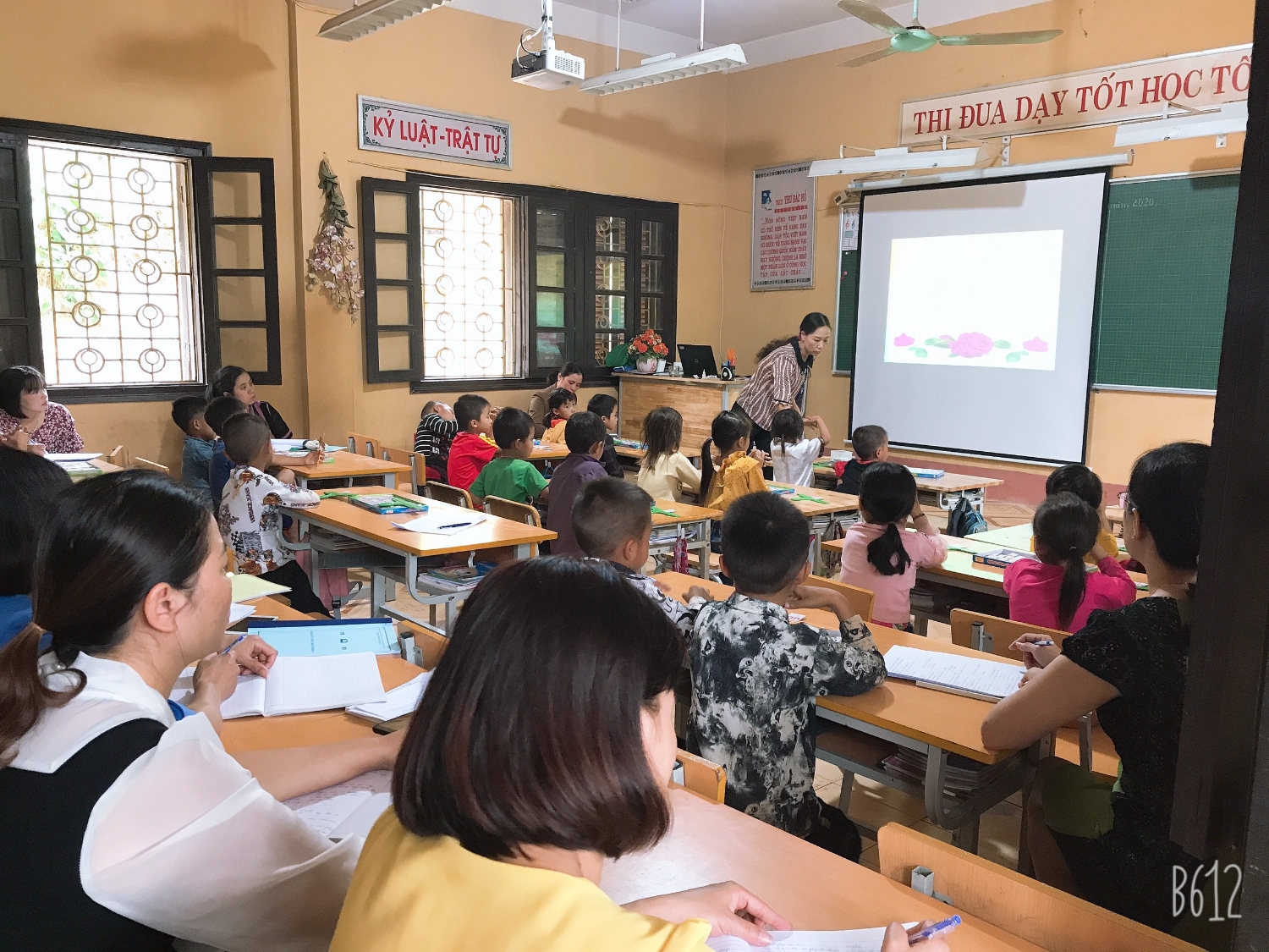Cô hướng dẫn học sinh trong tiết Tiếng Việt